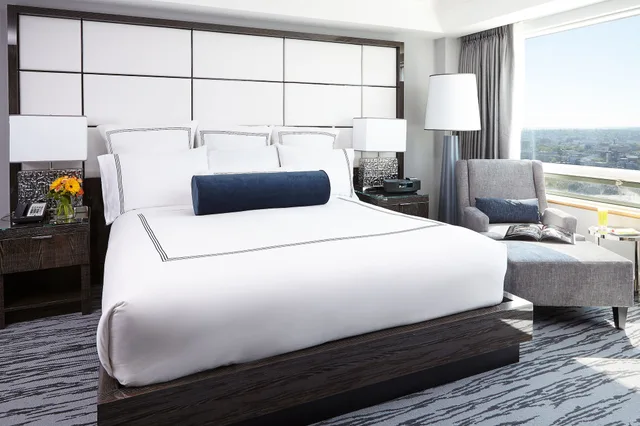 Pacific, Club, Suite, King Bed, City View, Sofa، Pan Pacific Vancouver 1/3