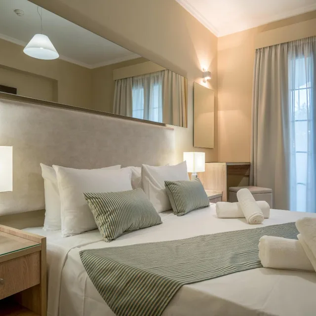 غرفة بسرير مزدوج أو سريرين منفصلين بإطلالة على الحديقة، Golden Sun Hotel 3/3