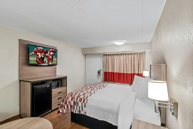 غرفة سوبيريور بسرير كينج، Red Roof Inn Jackson Downtown - Fairgrounds 4/9