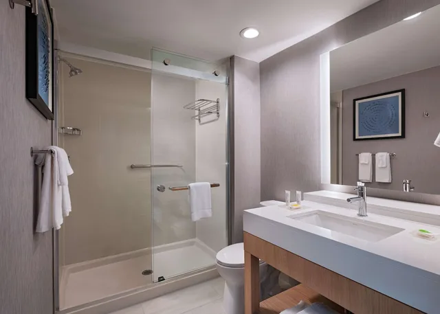 غرفة بسرير كينج مع أريكة في طابق مرتفع، Hyatt Place Austin / Lake Travis / Four Points 2/3