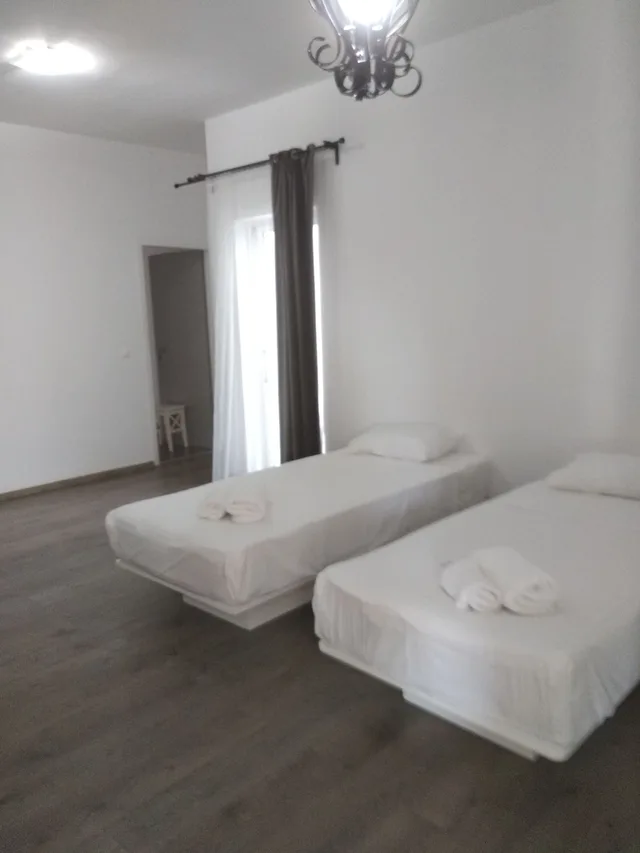 شقة عائلية بسرير كينج وسريرين منفصلين بشرفة بغرفة نوم واحدة، Aestas Apts 1/7