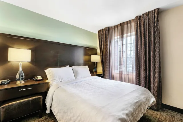 جناح بسرير كينج وسرير كوين بغرفتي نوم بمطبخ، Staybridge Suites Philadelphia-Mt. Laurel 1/3