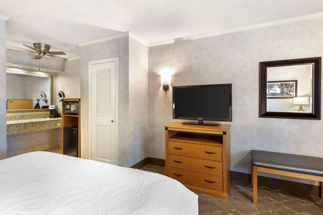 غرفة بسرير كينج للمدخنين، Best Western Plus Black Oak 2/5