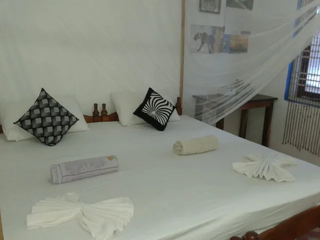 غرفة بسرير مزدوج بإطلالة على المسبح بحوض استحمام، Star Rest Beach Hotel Arugambay 2/2