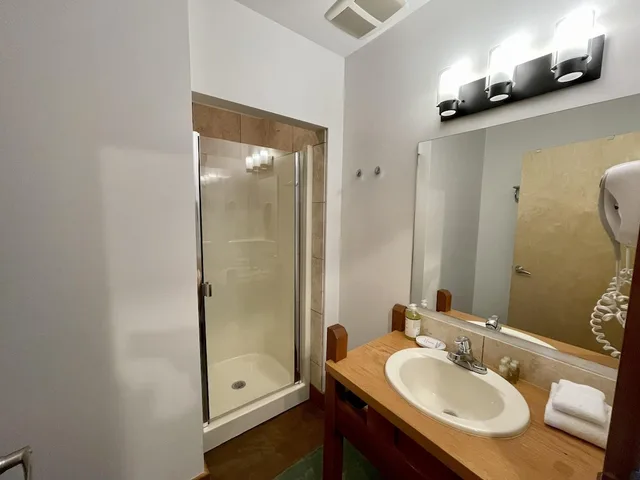 شقة سكنية بسرير كينج بإطلالة على البحر بغرفة نوم واحدة مع أريكة، Seaside Ucluelet Hotel 5/9