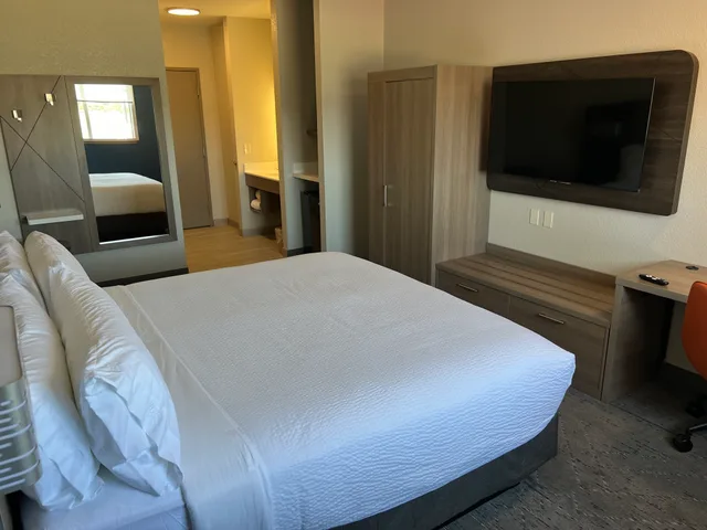 غرفة بسرير كينج لذوي الإعاقة، Holiday Inn Express Wichita North - Park City 1/1