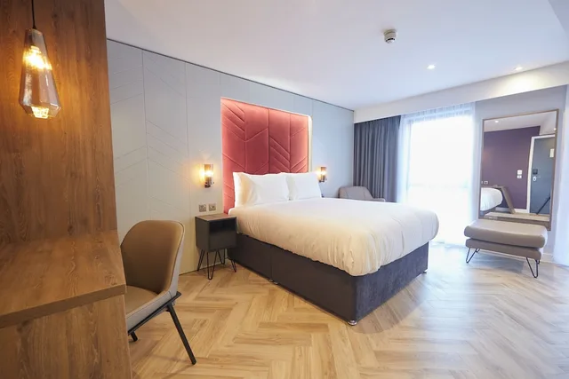Smart, Studio, King Bed, Balcony، Roomzzz York City 1/5