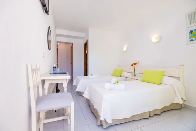 غرفة بسريرين منفصلين بشرفة، Hotel Garau 4/6