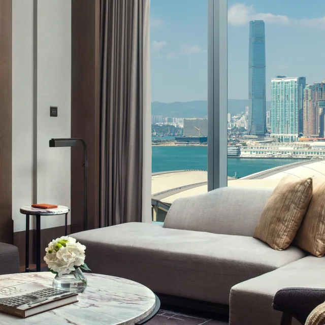 1 Bedroom, Metropolitan, Suite, King Bed, Partial Harbour View، The St. Regis Hong Kong 5/9