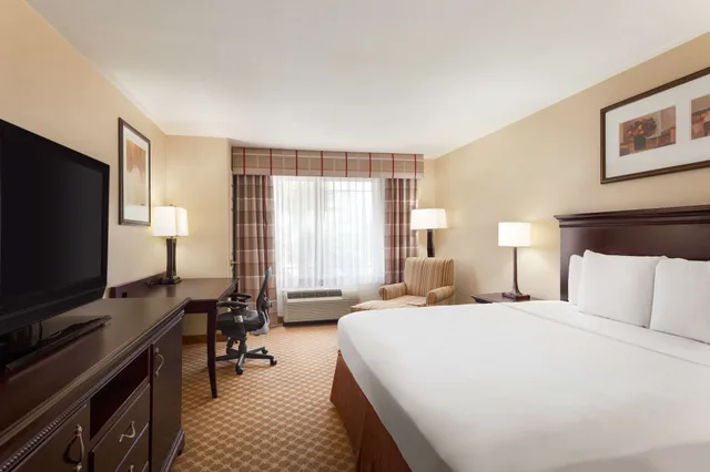 غرفة بسرير كينج مع أريكة لذوي الإعاقة، Country Inn & Suites by Radisson, Ontario at Ontario Mills, CA 2/6
