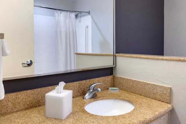 غرفة بسريرين كوين مع أريكة لذوي الإعاقة، Courtyard by Marriott Oklahoma City North/Quail Springs 6/7