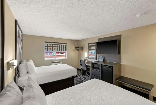 غرفة بسريرين مزدوجين، Super 8 by Wyndham Charlottesville 1/5