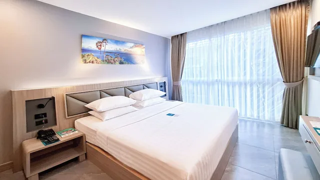 Standard, King Bed, Clarian Hotel Beach Patong 5/10