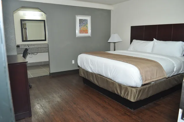 غرفة بسرير كينج للمدخنين، Trinity Suites Downtown Dallas 1/4