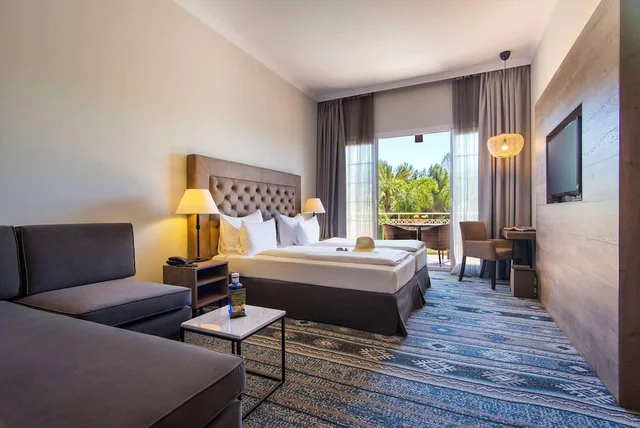 غرفة بسريرين منفصلين بإطلالة على المسبح مع أريكة، Lindner Golf Resort Portals Nous 3/9