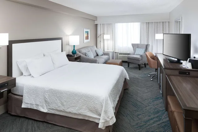غرفة قياسية بسرير كينج مع أريكة لذوي الإعاقة، Hampton Inn Fort Lauderdale/Downtown Las Olas 5/10