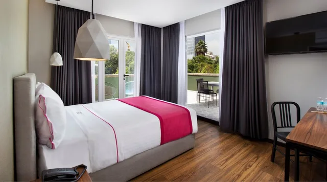 جناح بسرير كوين بشرفة، Hotel MX mas reforma CDMX, Trademark Collection by Wyndham 5/10