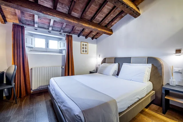 Economy, Queen Bed, Attic، Martelli 6 Suite And Apartments 1/5