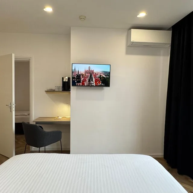 غرفة رباعية، Hotel Port 2/10