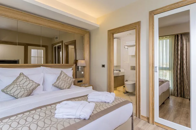 جناح كومفورت بسرير كوين بغرفة نوم واحدة مع أريكة، Bof Hotels Ceo Suites 1/10