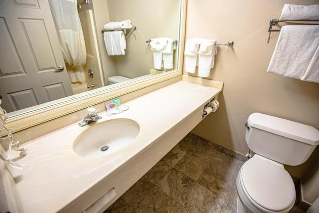 غرفة بسرير كينج لذوي الإعاقة، Coratel Inn and Suites By Jasper Ocean Shores 5/7