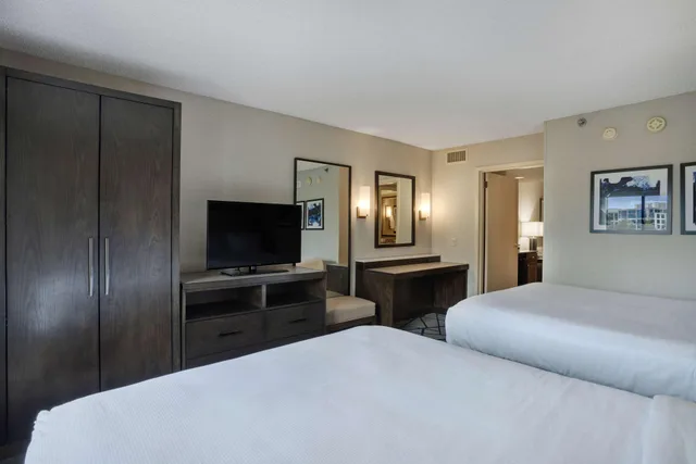 جناح بسريرين كوين بغرفتين لذوي الإعاقة، Embassy Suites by Hilton Seattle Bellevue 1/3