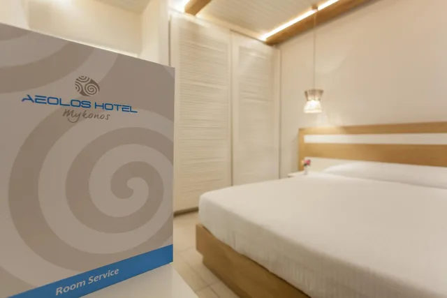 غرفة بسرير مزدوج بإطلالة على المسبح في المبنى الرئيسي، Aeolos Resort Mykonos 6/10
