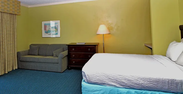 جناح بسرير كوين لذوي الإعاقة، Cayman Suites Hotel 4/7