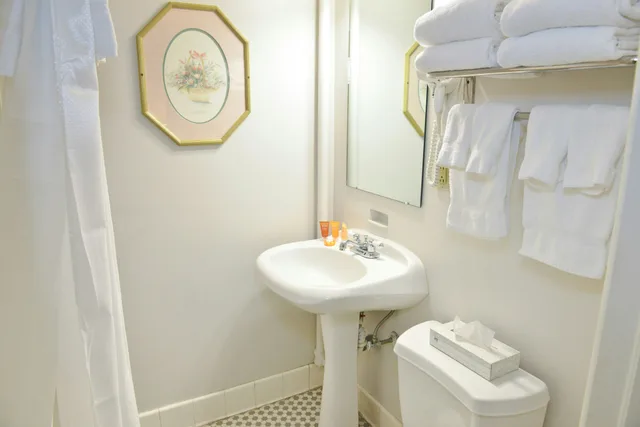 غرفة بسرير كوين، Penn Wells Historic Hotel 2/2