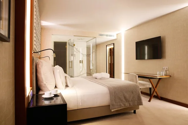 Plus, Premium, Double or Twin Bed، Wine And Books Porto Hotel 2/4