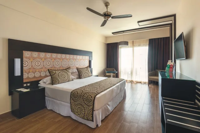 جناح جونيور ركني بسريرين مزدوجين بشرفة بإطلالة جزئية على البحر، Hotel RIU Sri Lanka 2/3