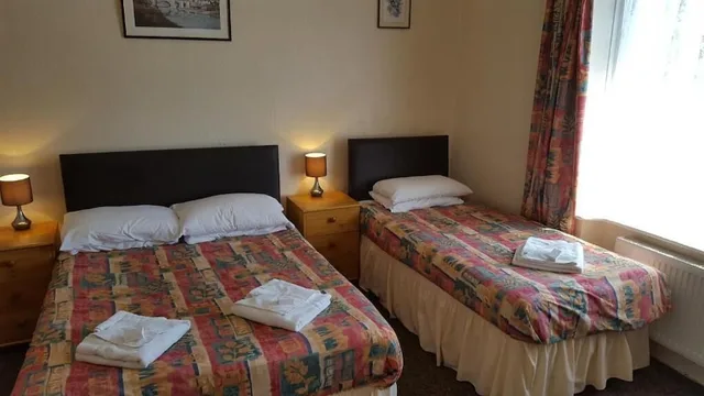 غرفة عائلية بسرير مزدوج وسرير بطابقين، Medehamstede Hotel 1/4