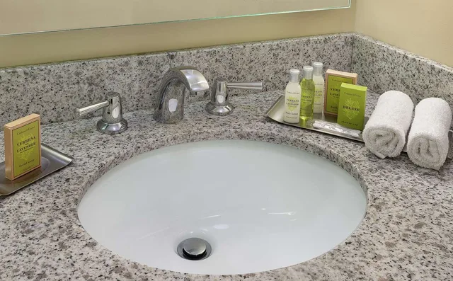 غرفة سوبيريور بسرير كينج، Doubletree By Hilton Cape Cod Hyannis 2/2