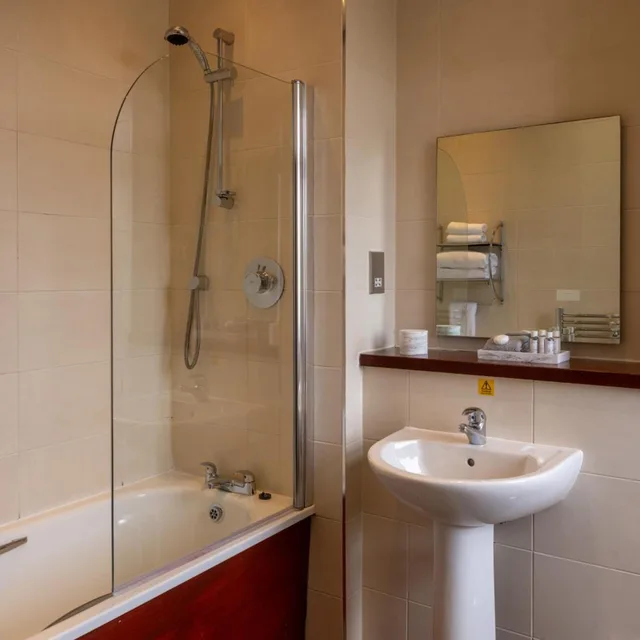 غرفة سوبيريور بسرير مزدوج أو سريرين منفصلين بإطلالة على البحر، Rosslea Hall Country House 5/6