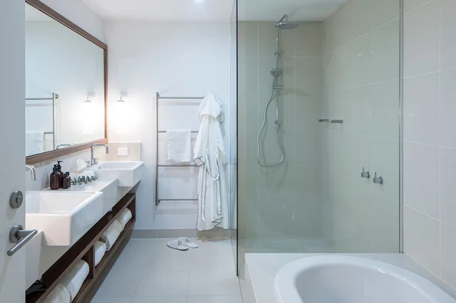 2 Bedrooms, Suite, 2 King Beds, Urban View، The Sands Torquay 4/6