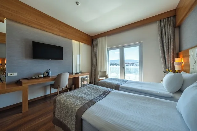 غرفة قياسية بسريرين منفصلين بإطلالة على البحر مع أريكة، Parion Hotel 3/4