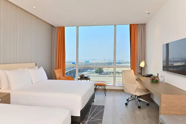 غرفة قياسية بسريرين كوين، فندق كلاريون مطار جدة(Clarion Hotel Jeddah Airport) 2/10