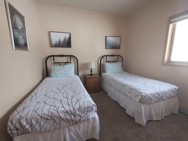 غرفة بسريرين منفصلين وسرير كوين بغرفتي نوم مع أريكة، Swan Mountain Resort 2/2