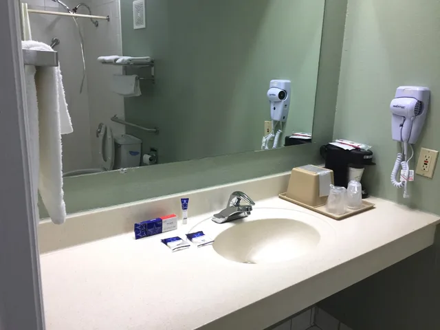 غرفة قياسية بسريرين مزدوجين للمدخنين، Americas Best Value Inn Manchester TN 2/2