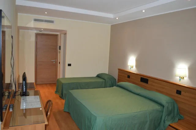Room, Triple, Canadian Hotel 2/7