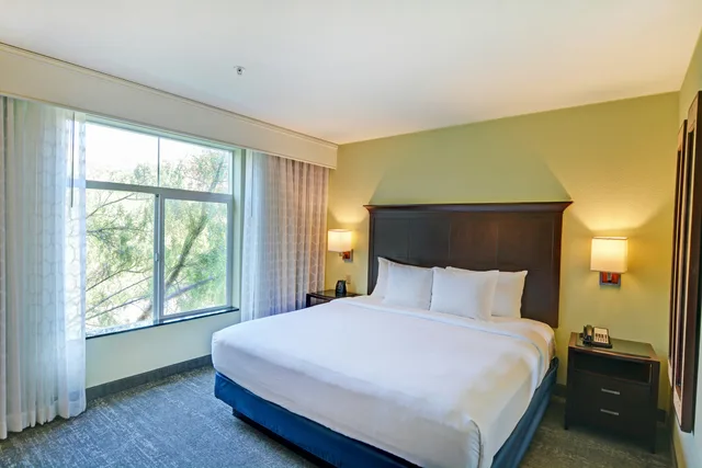 غرفة تنفيذية بسرير كينج، Embassy Suites Valencia 1/4