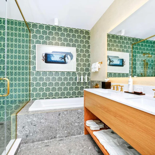 غرفة بسرير كينج بشرفة مع أريكة بمطبخ، Embassy Suites By Hilton Orlando Sunset Walk 9/10