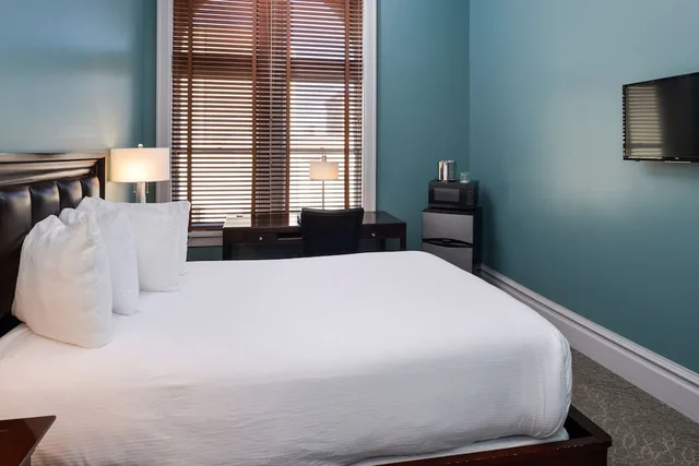 غرفة بسرير كوين لذوي الإعاقة، Montvale Hotel 2/3