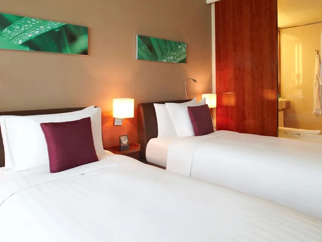 غرفة سوبيريور بسريرين منفصلين، Novotel Citygate Hotel Hong Kong 1/8