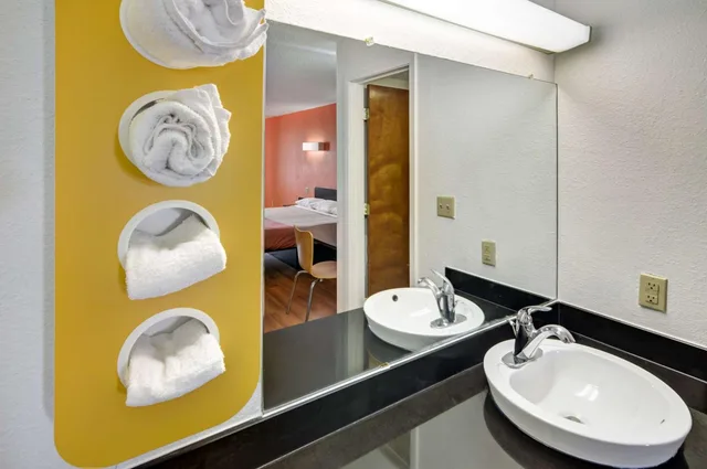 2 Queen Beds - Mobil Access Tub Nsmk Micfridg، Motel6 Lindale, TX 7/9