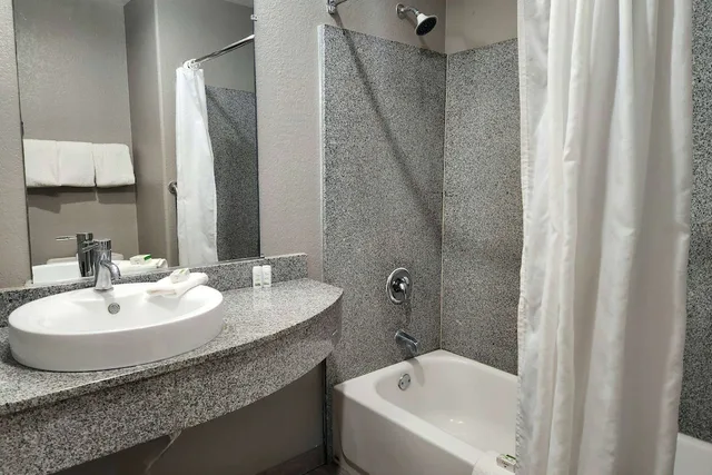 غرفة بسرير كينج لذوي الإعاقة، Motel6 San Antonio Tx Airport 2/3