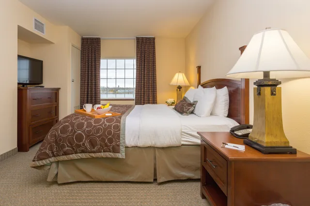 جناح بسرير كينج بإطلالة على النهر بمطبخ، Staybridge Suites Great Falls 2/2