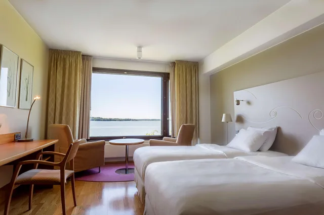 غرفة بسريرين منفصلين بشرفة، Hilton Helsinki Kalastajatorppa 1/3