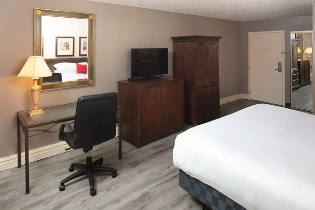 Junior Suite, Kitchenette, Red Lion Hotel Pocatello 5/5