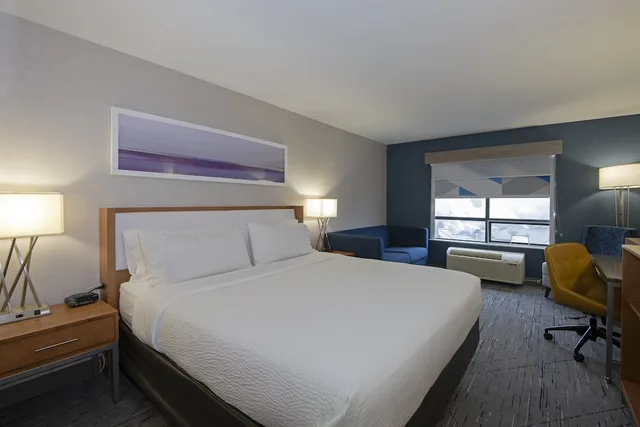 غرفة قياسية بسرير كينج لذوي الإعاقة، Holiday Inn Express Kamloops 1/5